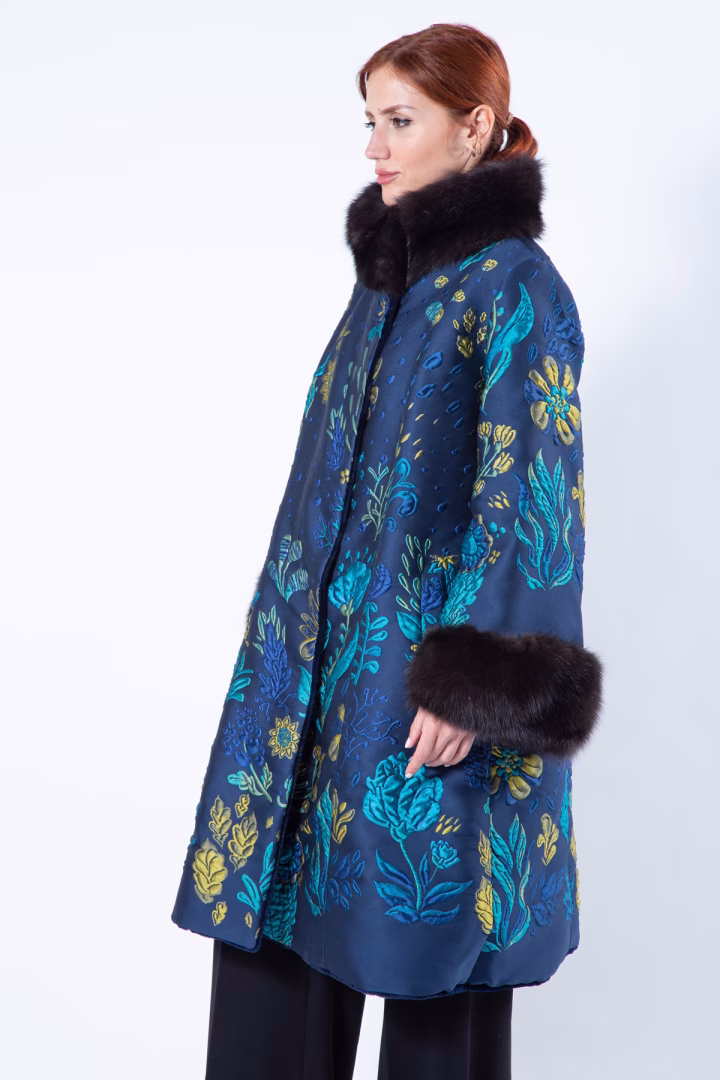 Двусторонняя шуба из меха стриженой норки цвета Royal Blue и ткани — фото 5 из 17