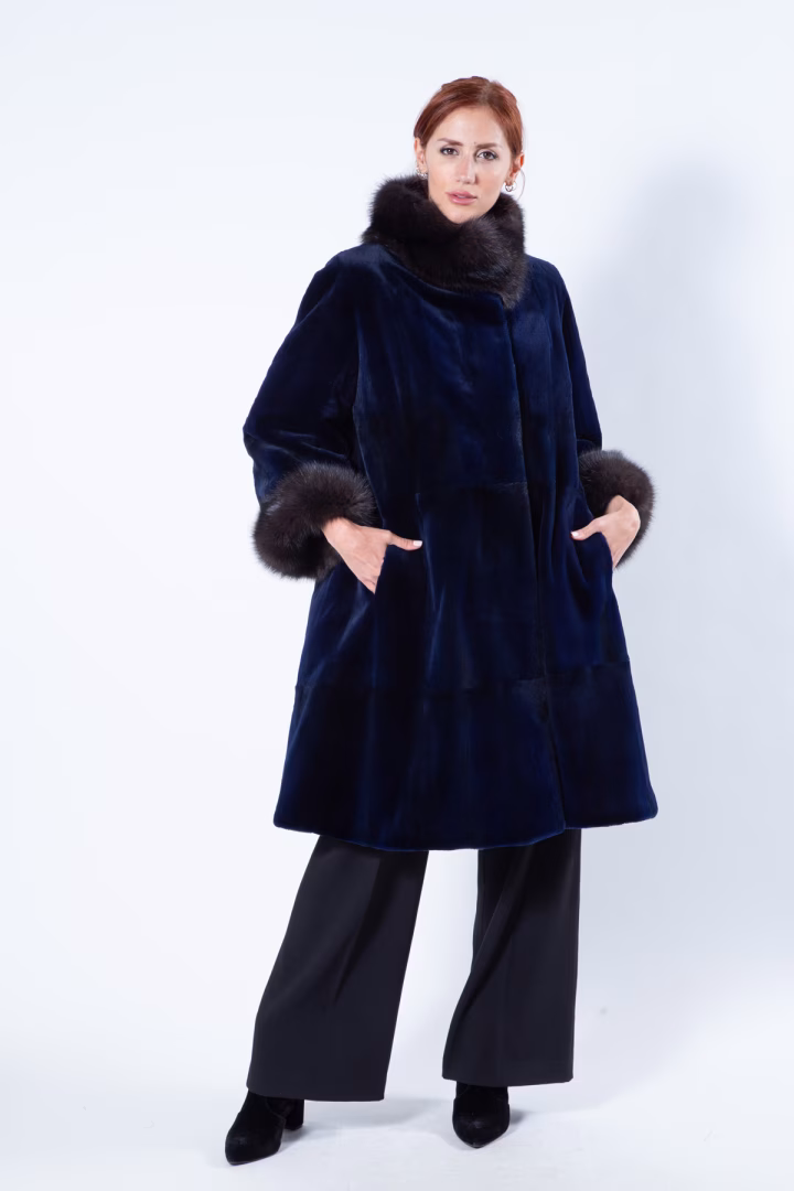 Двусторонняя шуба из меха стриженой норки цвета Royal Blue и ткани — фото 9 из 17