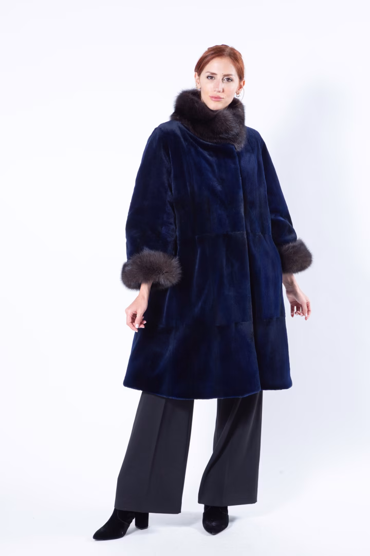 Двусторонняя шуба из меха стриженой норки цвета Royal Blue и ткани — фото 10 из 17