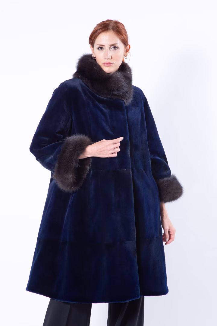 Двусторонняя шуба из меха стриженой норки цвета Royal Blue и ткани — фото 11 из 17