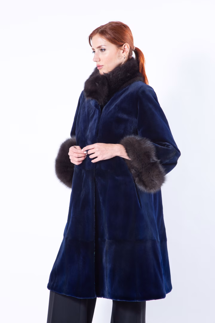 Двусторонняя шуба из меха стриженой норки цвета Royal Blue и ткани — фото 12 из 17