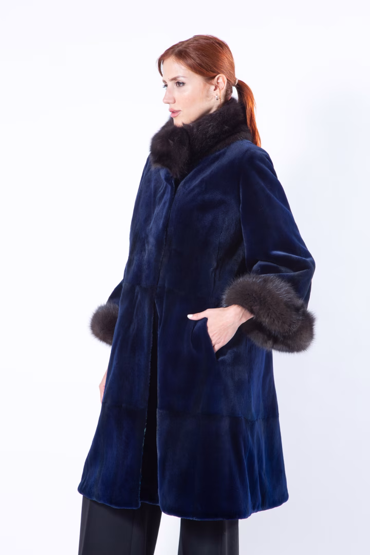 Двусторонняя шуба из меха стриженой норки цвета Royal Blue и ткани — фото 13 из 17
