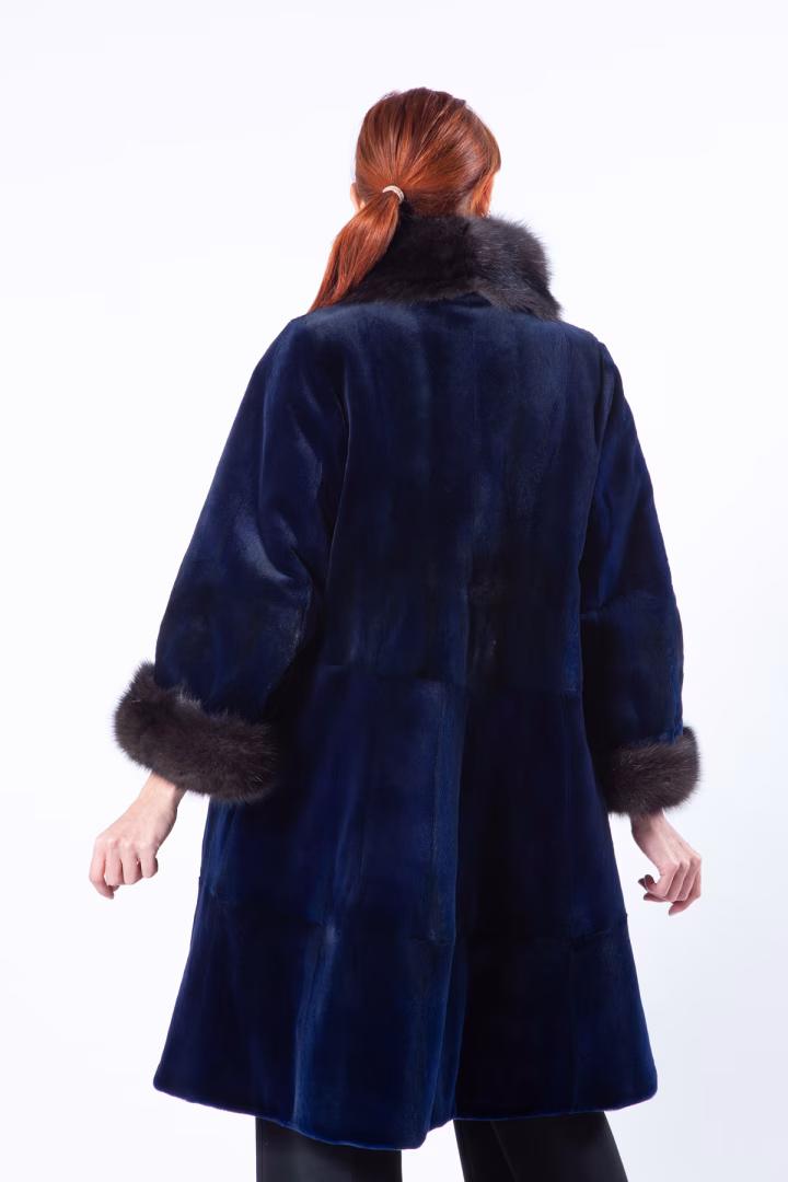 Двусторонняя шуба из меха стриженой норки цвета Royal Blue и ткани — фото 14 из 17