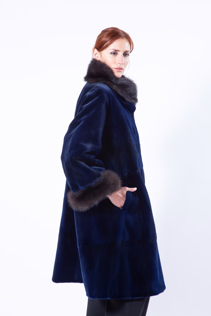 Двусторонняя шуба из меха стриженой норки цвета Royal Blue и ткани — фото 15 из 17