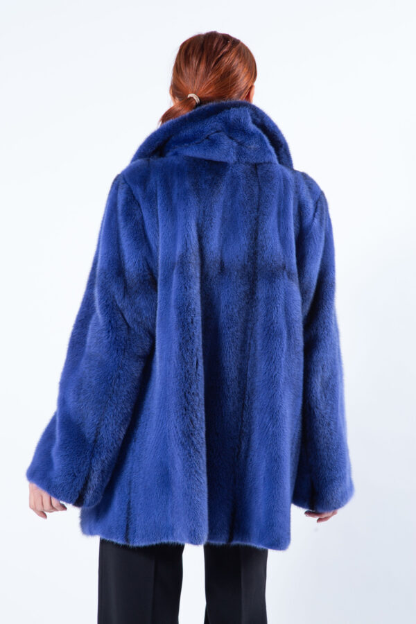 Пальто из меха норки цвета Shock Blue с английским воротником