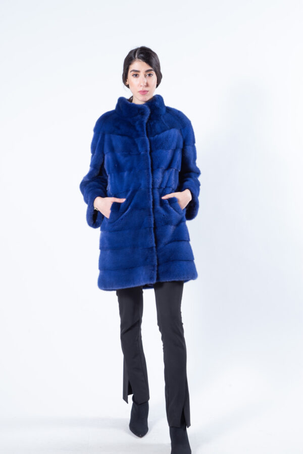 Пальто из меха норки цвета Shock Blue