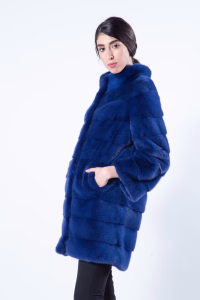 Пальто из меха норки цвета Shock Blue