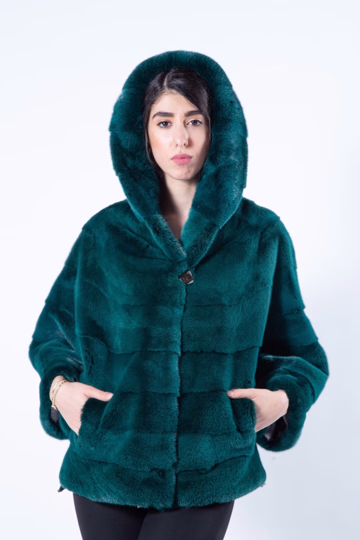 Кейп из меха норки цвета Shock Green с капюшоном — фото 3 из 5