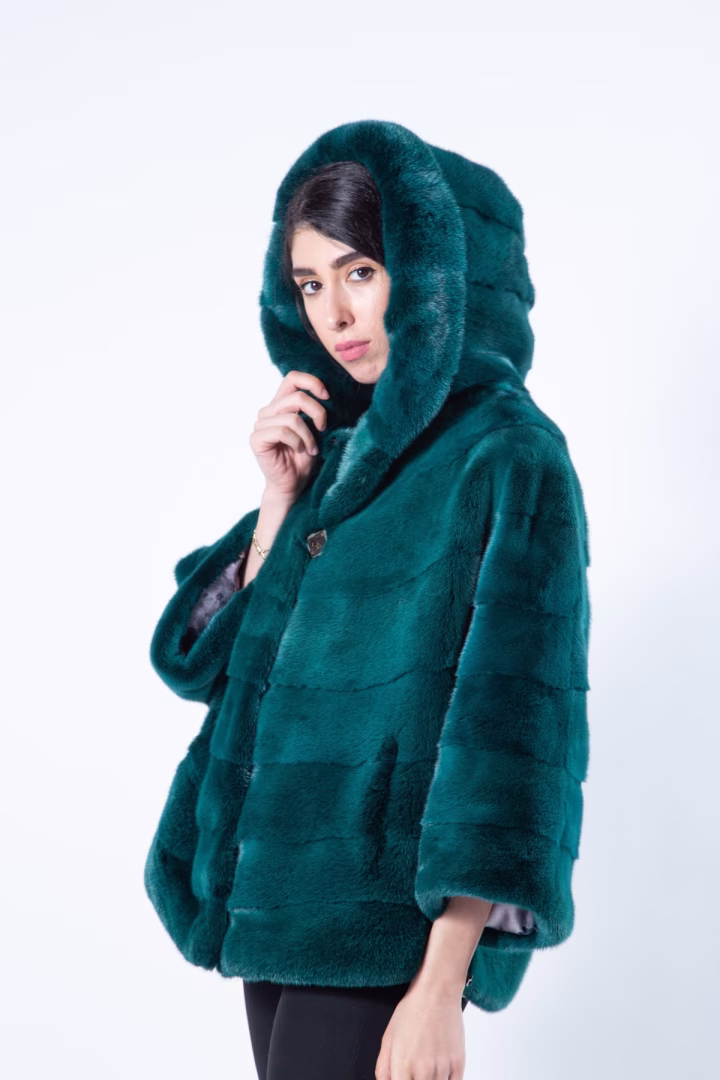 Кейп из меха норки цвета Shock Green с капюшоном — фото 4 из 5