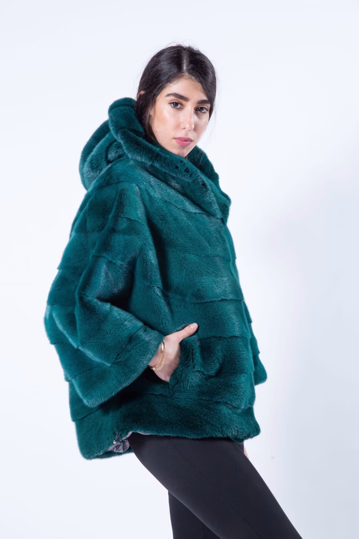 Кейп из меха норки цвета Shock Green с капюшоном — фото 1 из 5
