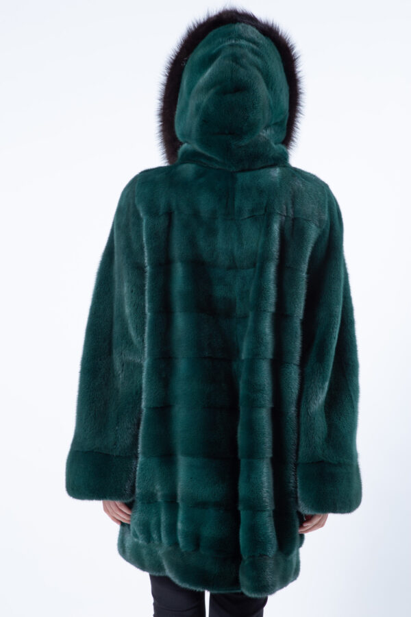 Пальто из меха норки цвета Shock Green с капюшоном