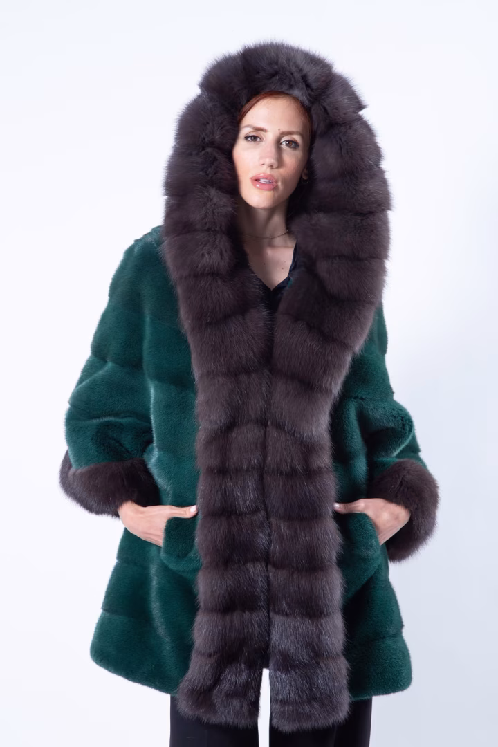 Пальто Татьяна из норки цвета Shock Green с капюшоном — photo 2 of 6
