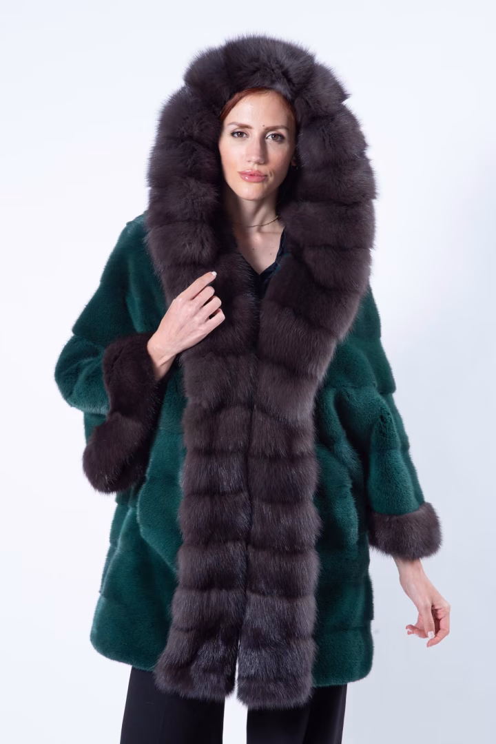 Пальто Татьяна из норки цвета Shock Green с капюшоном — photo 3 of 6