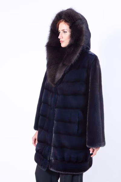 Пальто из меха норки цвета Royal Blue с капюшоном