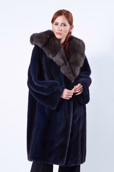 Пальто из норки цвета Royal Blue с капюшоном