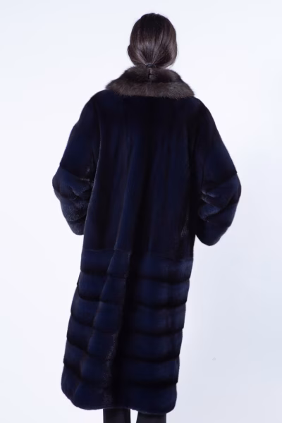 Шуба из норки цвета Royal Blue с воротником из соболя
