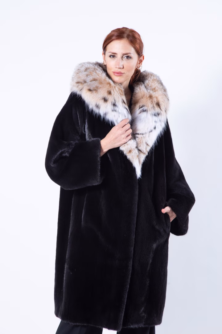 Шуба из норки Blackglama с капюшоном из рыжей рыси — фото 8 из 8